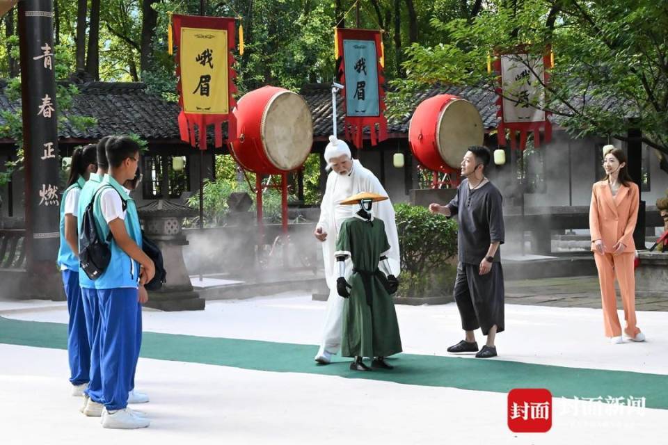 第五届峨眉武术传承大会在四川峨眉山举行，凌云率峨眉女子功夫团武动“中国枪”