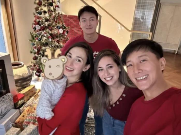 卢靖姗新年首晒娃,抱着女儿与妹妹搞怪合拍,姐妹两个似双胞胎