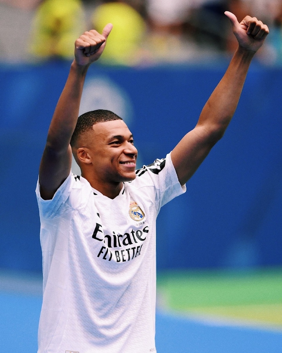 姆巴佩完美复刻c罗经典一幕!穿9号亲吻队徽,高喊加油马德里