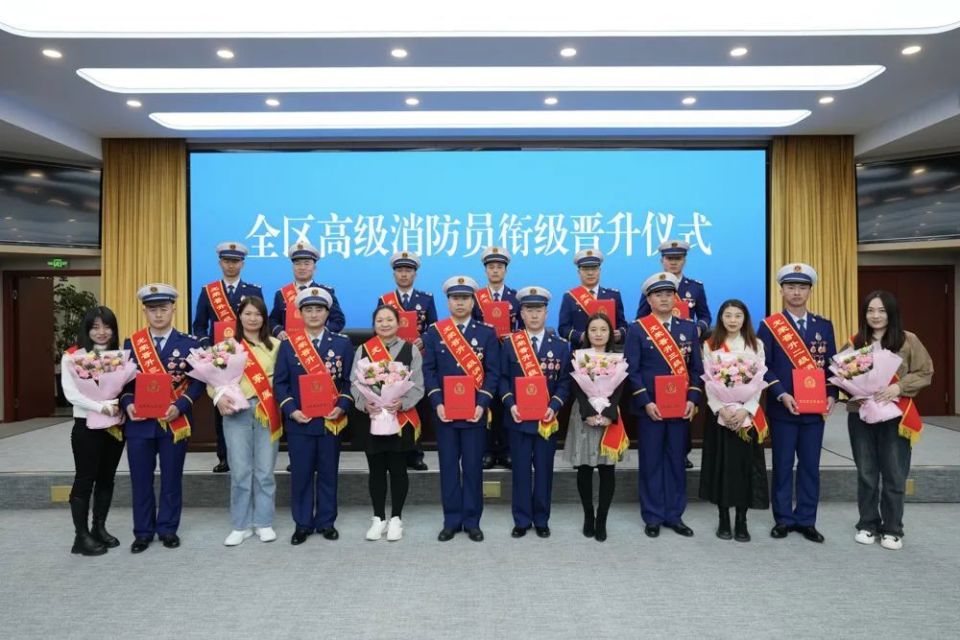 新疆消防救援总队隆重举行高级消防员衔级晋升仪式