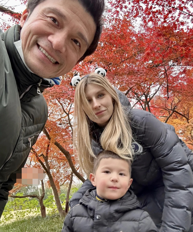 大连人谢晖带妻儿逛动物园一家三口其乐融融混血儿子罕见露脸