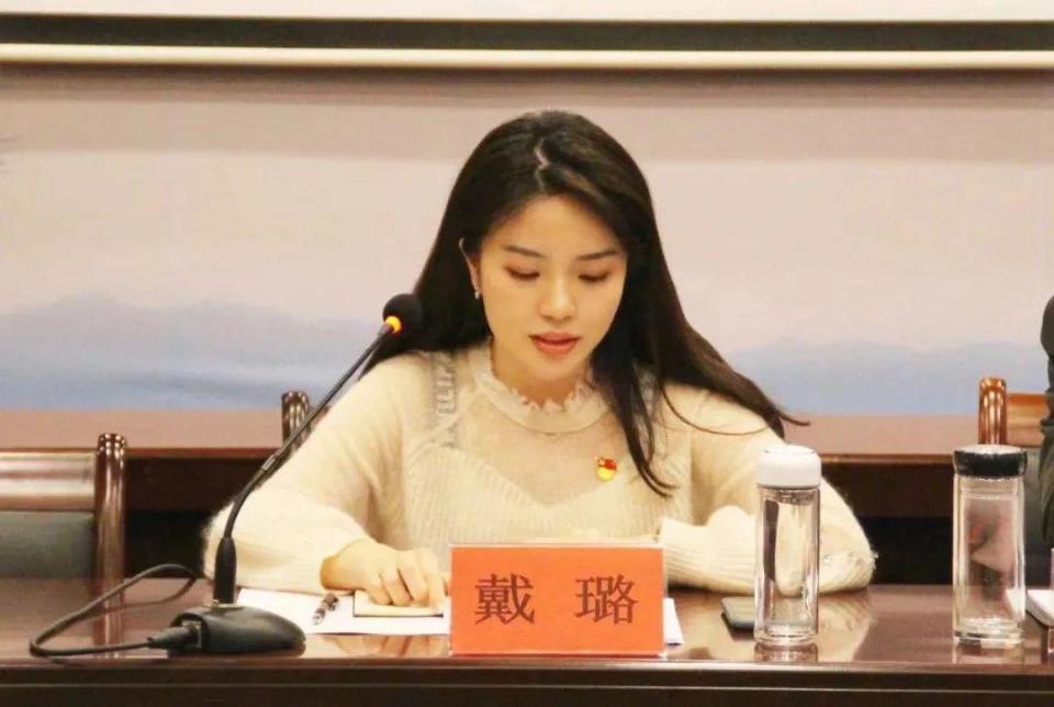 戴副局长陈副区长自叹不如在何清帆面前她俩只能算小学生