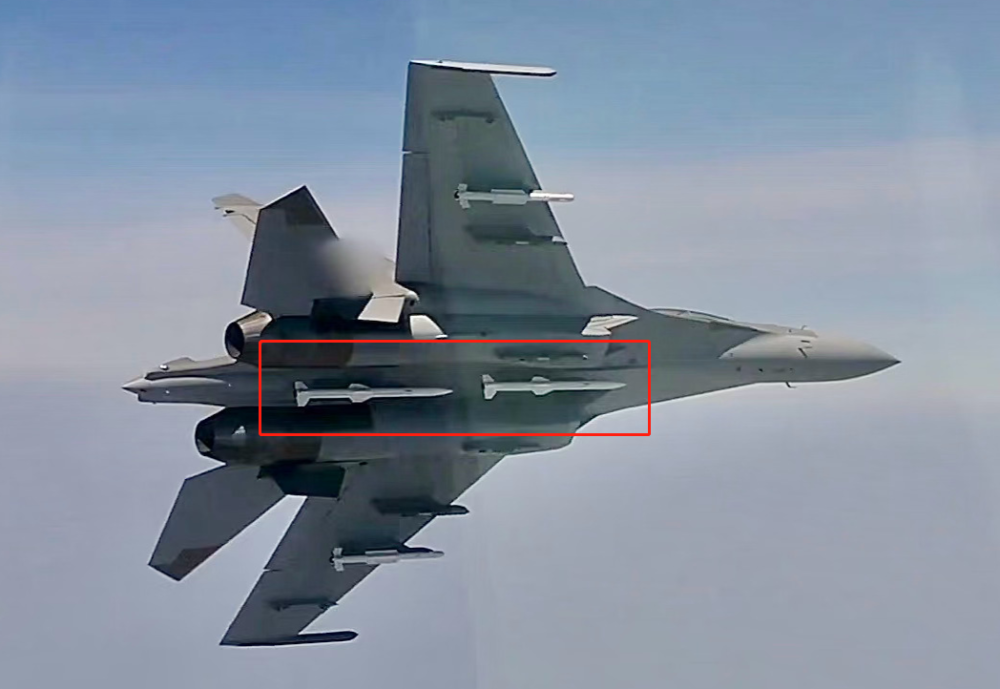 歼16用特殊模式挂导弹飞向台海看似是演习实则随时准备开打