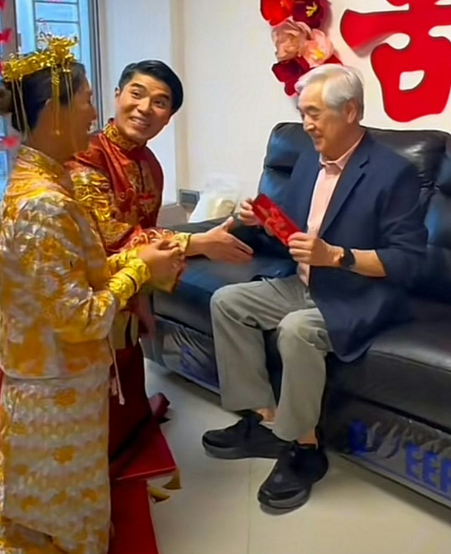 78岁秦沛低调返港喝儿媳茶,霸气以支票当红包,上月刚嫁女喜事连连