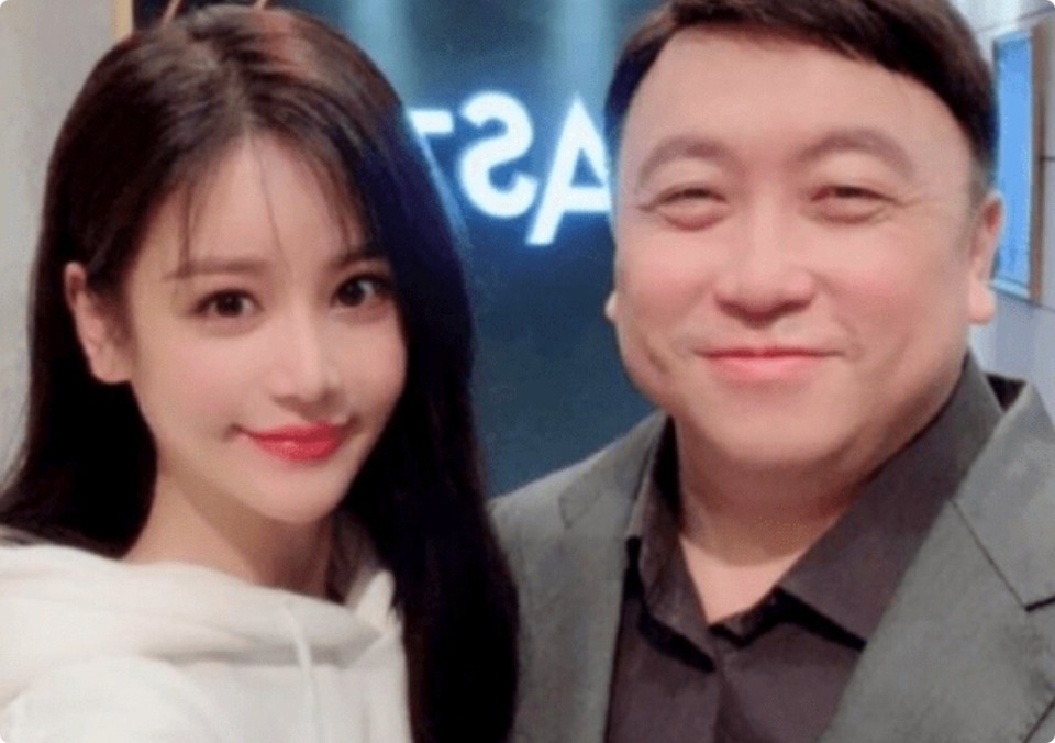 被王晶"晶女郎"惊艳到了,丰满身材遮不住,一双漫画腿太抢镜