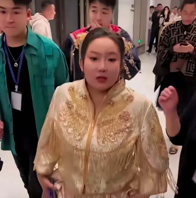 刘大美人结婚不忘割韭菜,六百多的手机卖888元,含泪狂赚600多万