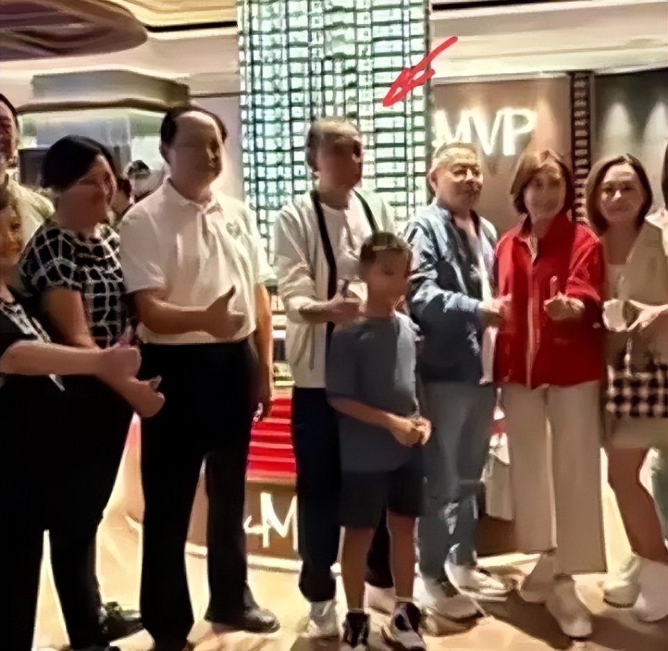 82岁杨受成带孙子买房，杨其龙头发花白比爹老，陆小曼挺大肚臃肿_腾讯新闻