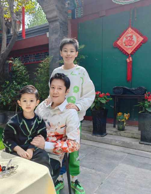 蔡国庆首曝二胎年龄,50岁才生下小儿子,幸福称愿为儿子当老顽童_腾讯