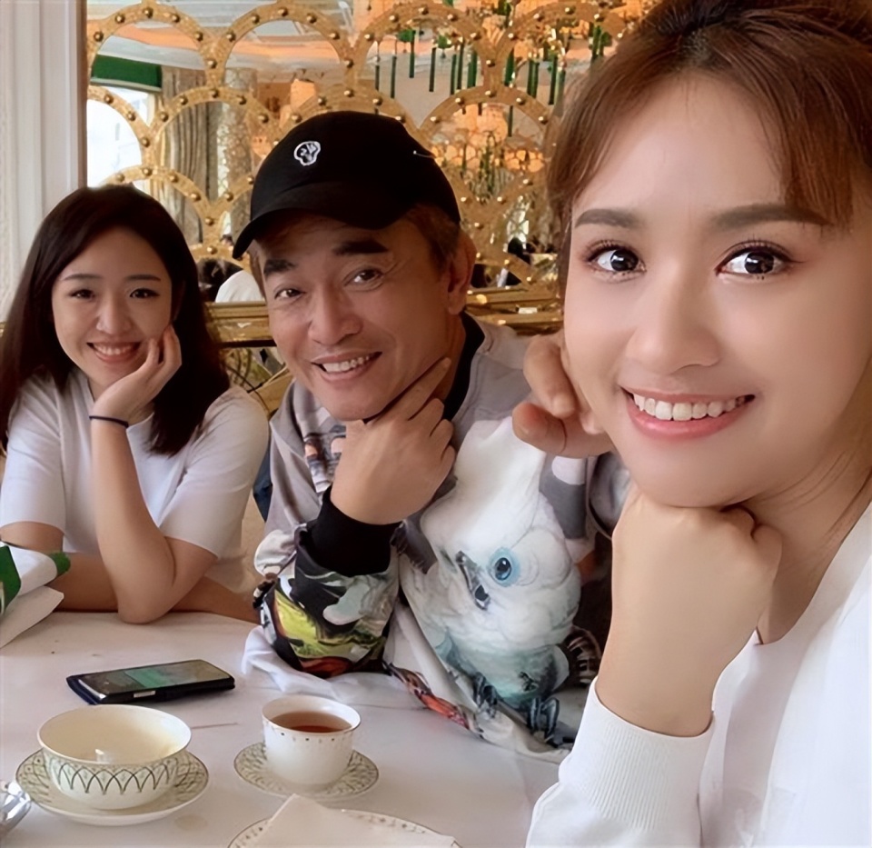 吴宗宪小女儿首登杂志封面,美貌出众身材好