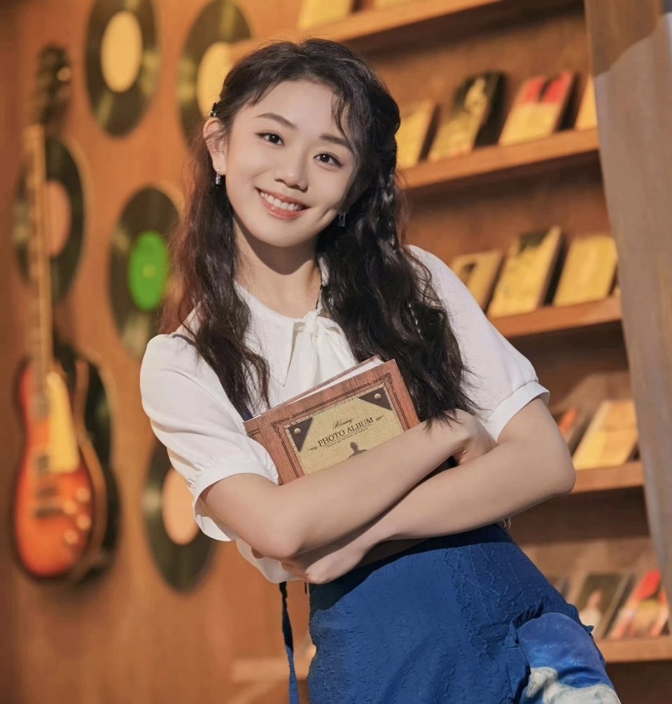 冯禧被芒果台打码?和偶像男歌手恋爱,曾被称是"谢娜接班人"插图3