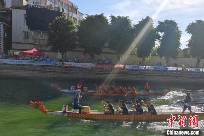 闽台龙舟邀请赛在福建泉州举办