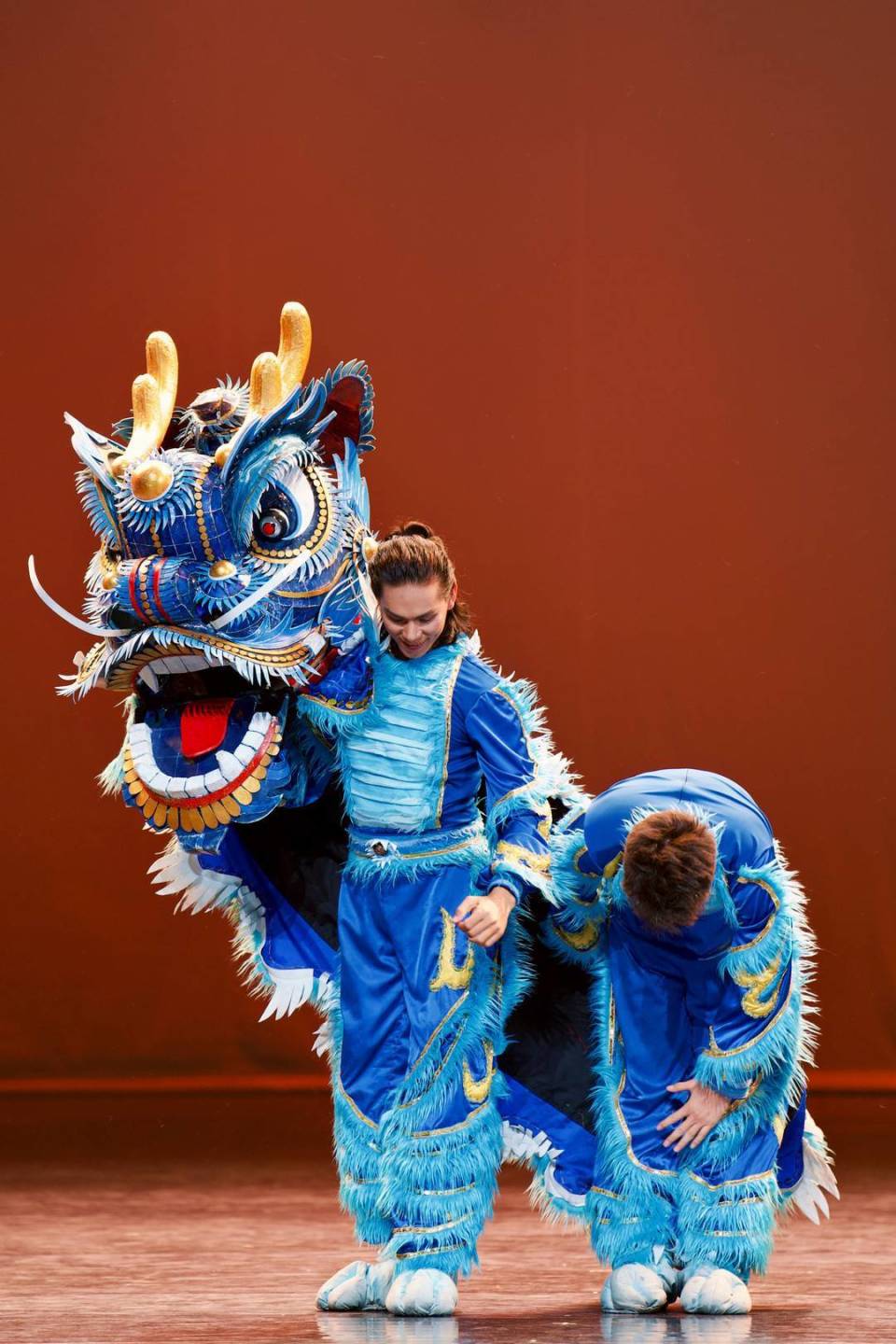 趴下会呼吸、演员像向佐？舞剧中的麒麟“红”得有门道-腾讯新闻