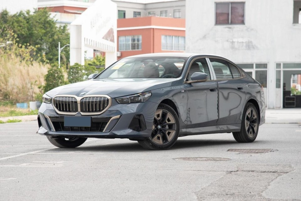 养一台宝马5系一年需要多少钱?月薪多少才养得起?