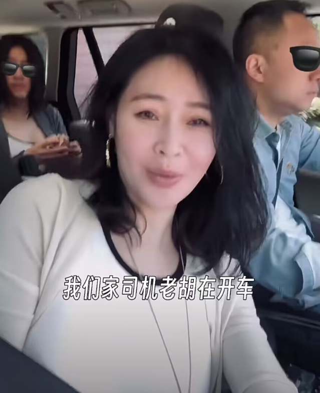 于明加一家四口看电影,丈夫胡俊罕出镜,14岁长女穿低胸装显成熟