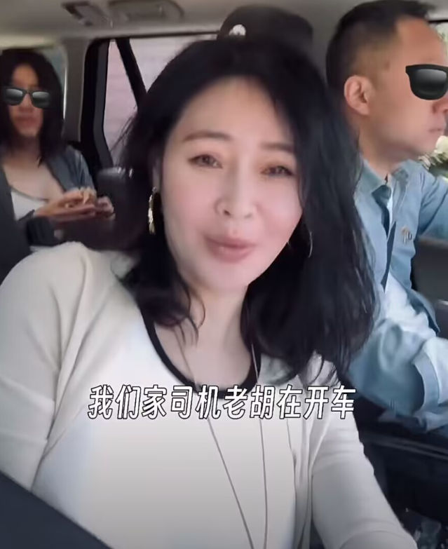 于明加一家四口看电影丈夫胡俊罕出镜14岁长女穿低胸装显成熟