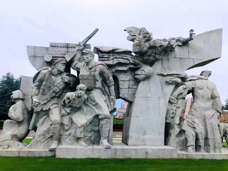 缅怀先烈,庚续红色血脉  在龙华烈士陵园瞻仰英烈