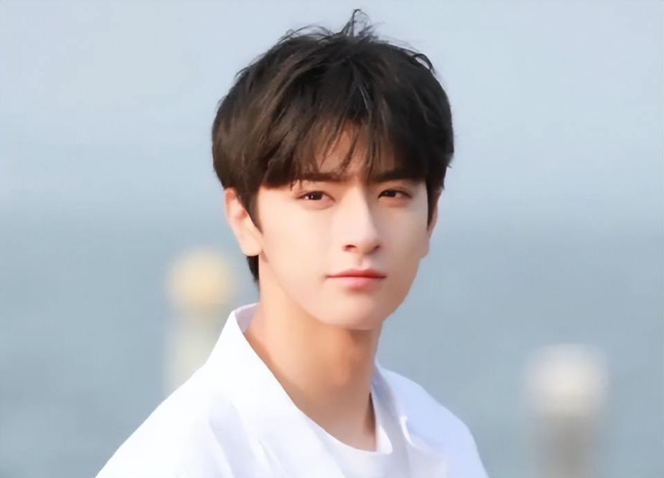 凭颜值吸粉无数,与胡歌同公司,25岁的林一终于要火了!_腾讯新闻