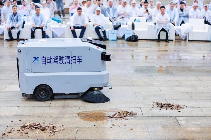自动驾驶清扫机怎么工作?迭代升级 "24组环卫智能设备"齐亮相