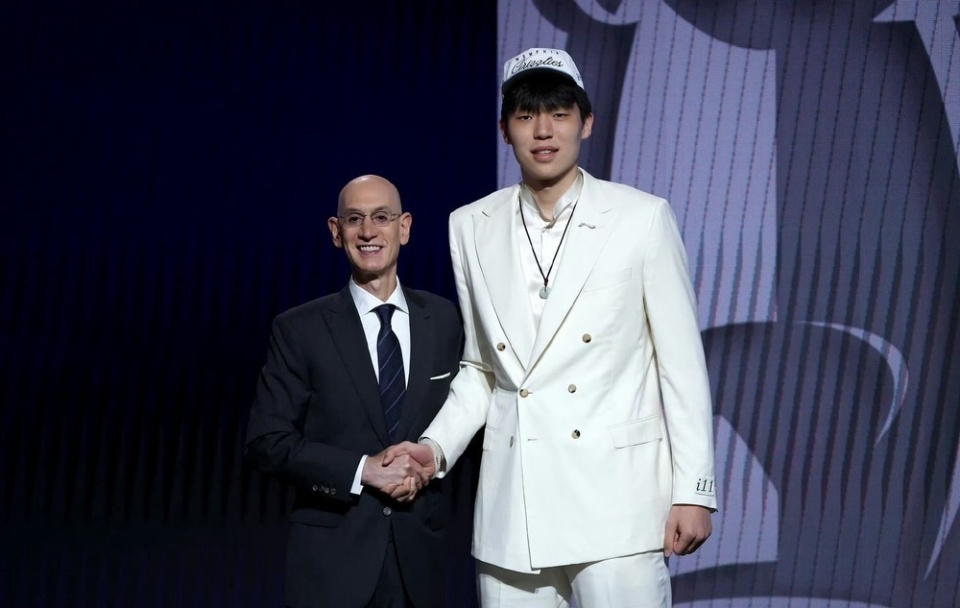 人物 - 爸爸身高1米9妈妈1米8！从淄博到NBA，杨瀚森最初打球是为减肥
