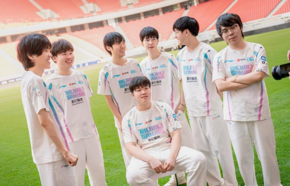 大多数就是各大媒体对目前比赛的预估,并且对战队和选手都进行了排名