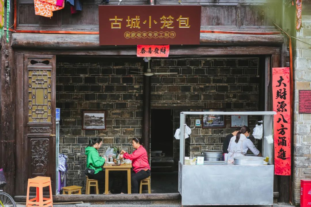 在中南门老街牌坊处,古城小笼包子铺诱人的香气弥漫了整个巷子,和中南