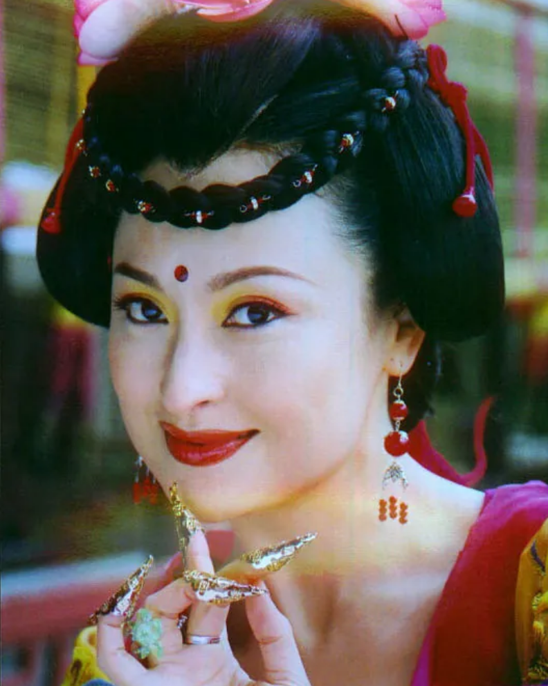 她凭《雪山飞狐》中的苗若兰爆红,而后嫁离异富豪,如今怎样了?