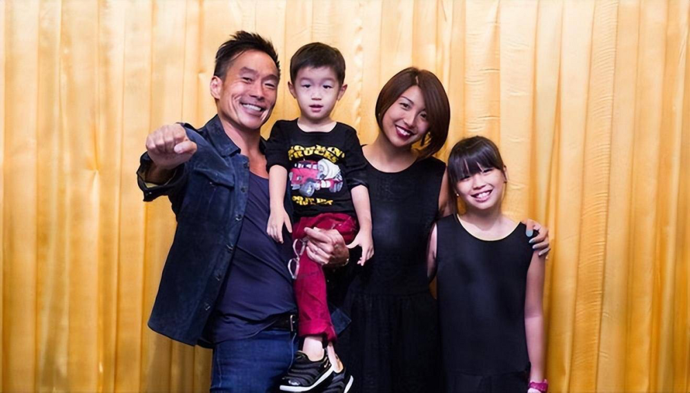 58岁郑浩南现身苍蝇小馆满脸皱纹写满失意老婆出轨消失成心疾