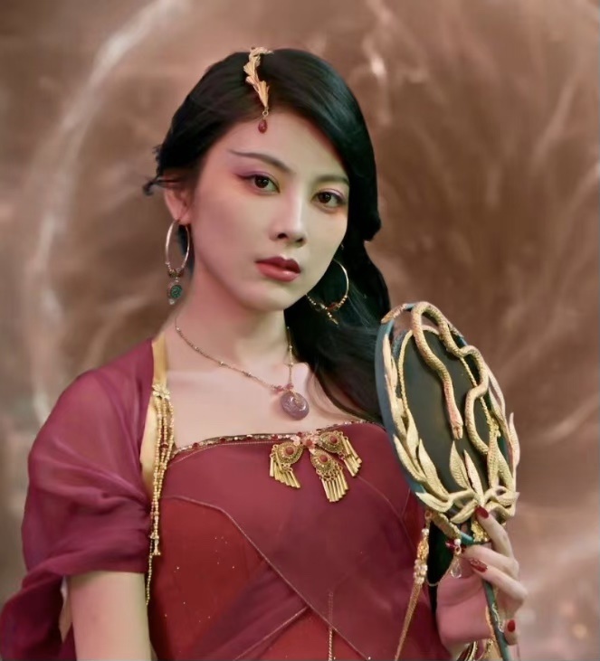 《与凤行》中,金娘子是一个千年的蛇妖,剧中她也有很多