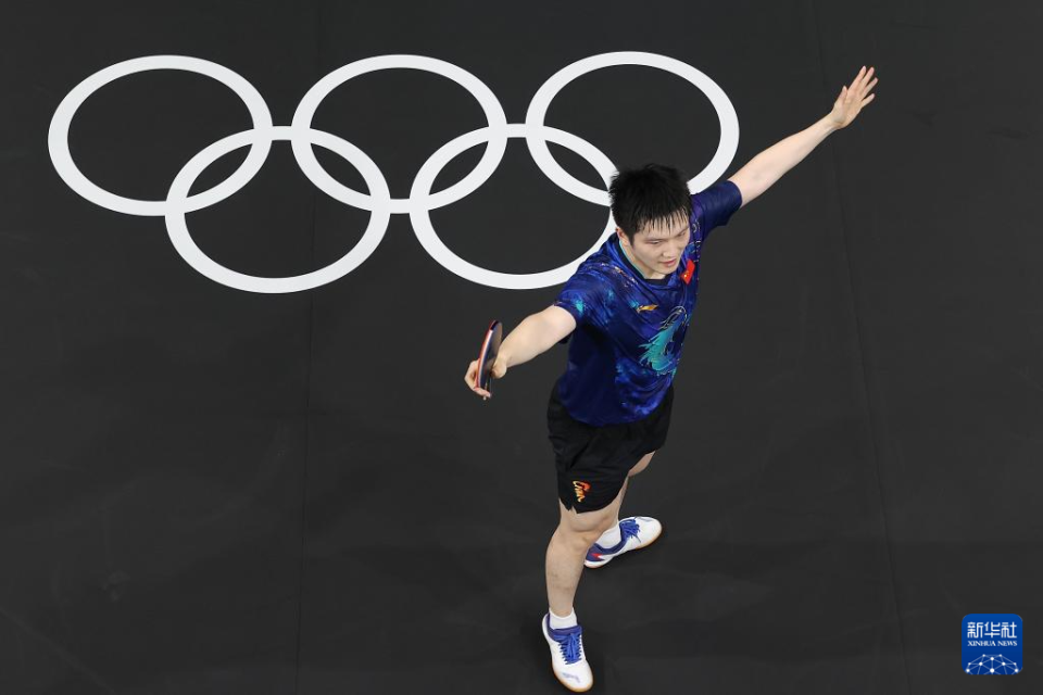 新华社记者 王东震 摄8月1日,樊振东在比赛中发球.新华社记