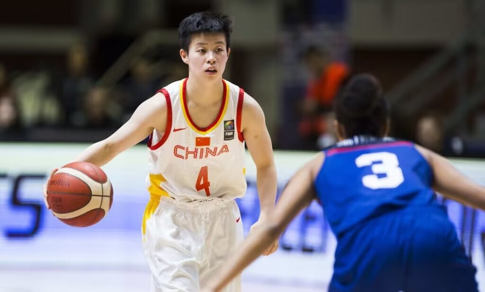 1米7成为中国女篮巨人,破格进入国家队的李缘逐渐发光,未来可期!