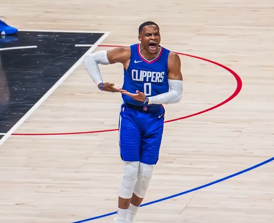 威少再被推上风口浪尖湖人生涯成巨大污点快船降薪牺牲焕发第二春