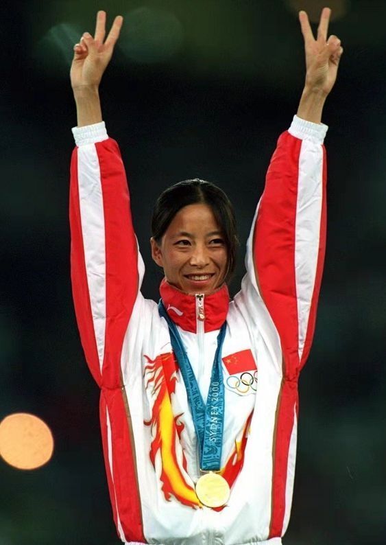 上的完美逆袭,为国家夺得金牌却未能身披国旗,最孤独的世界冠军王丽萍
