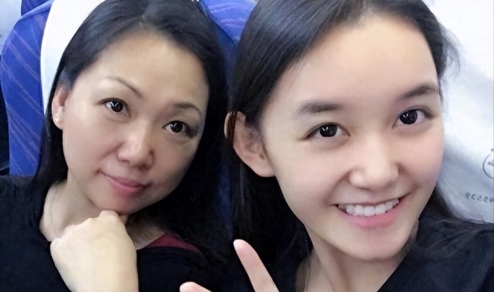 蒋依依于2001年出生于北京一个商人家庭,其父经营一家公司,家境非常