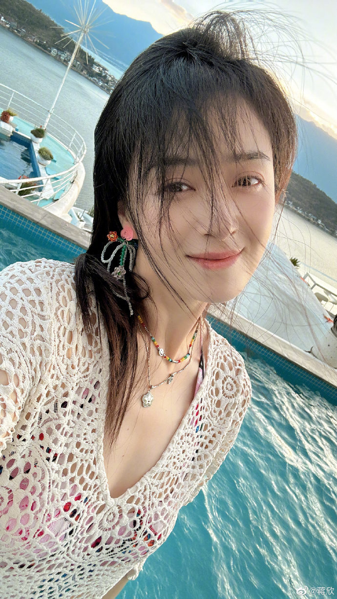 40岁蒋欣罕晒泳装美照穿比基尼全身零赘肉细腰长腿养眼十足