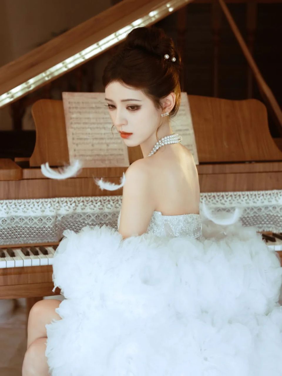 张予曦生日写真曝光白色羽毛裙尽显优雅天使降临般的美貌震撼全网