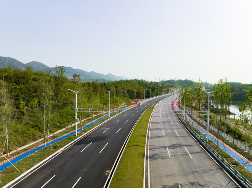 视频连接龙盛与人和空港重庆两江新区科创大道正式通车