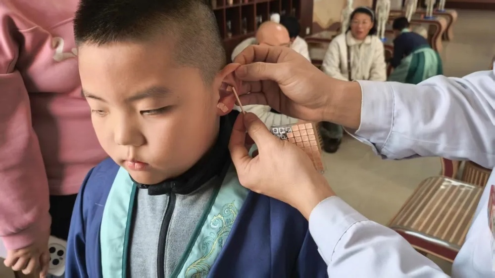 化身 “小小中醫師”！新黃河小交警小記者團走進張店區中醫院 - 