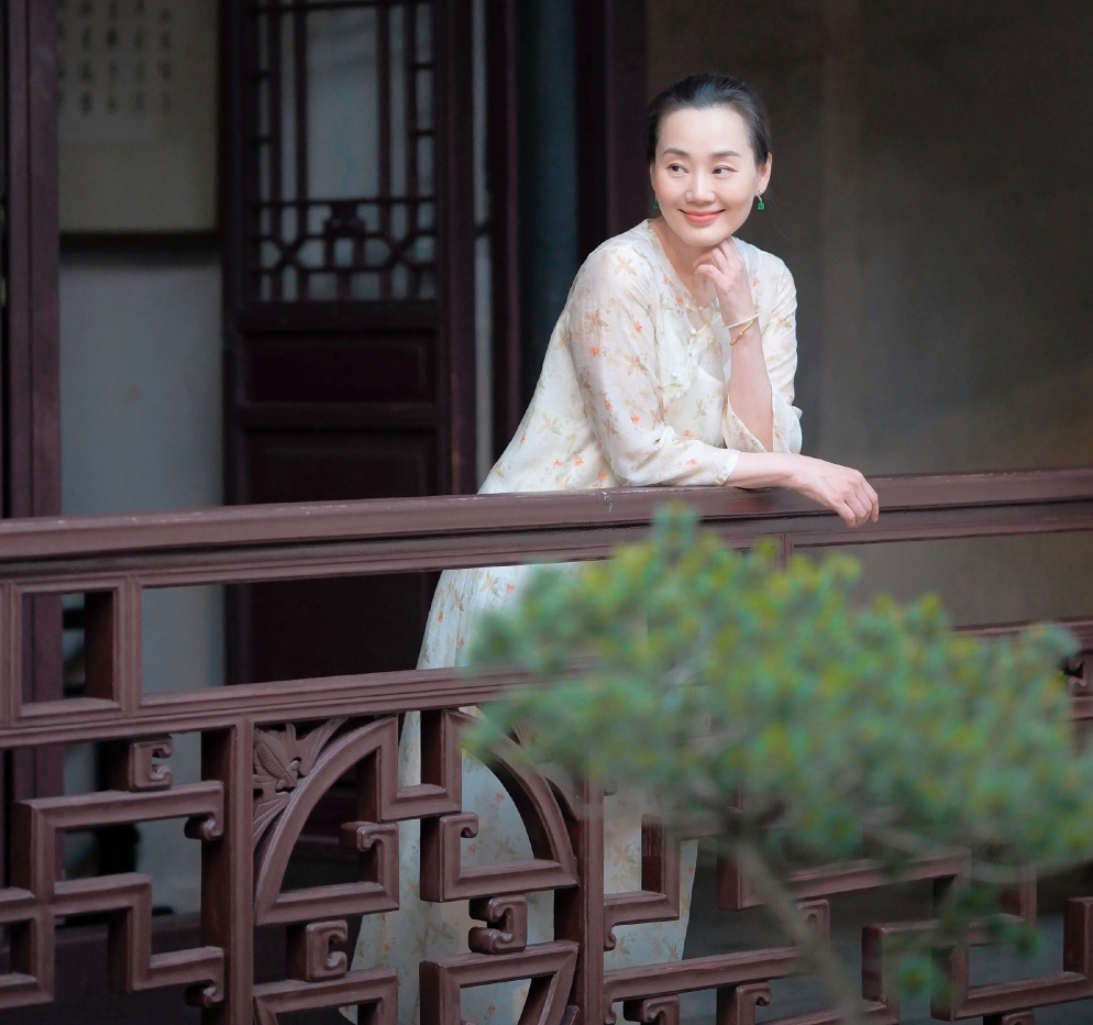 53岁林依轮给妻子西华过生日:我还没老,你也还是那么柔软