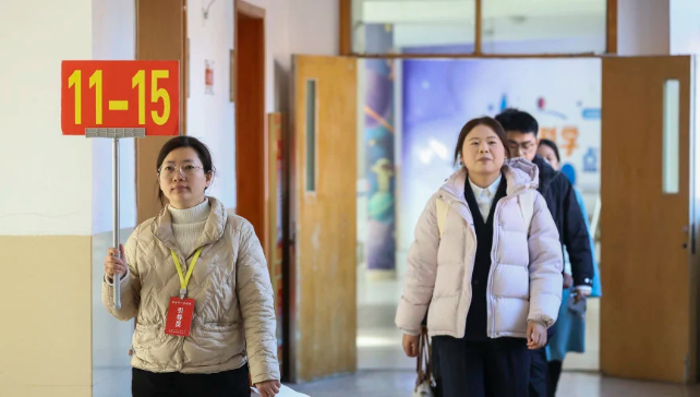 人民日报：招考公平，不容“暗门”