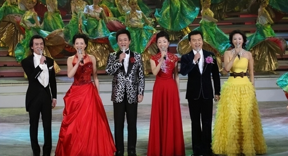 张泽群晒与朱军,董卿,周涛合影,合体主持过七届春晚,黄金搭档