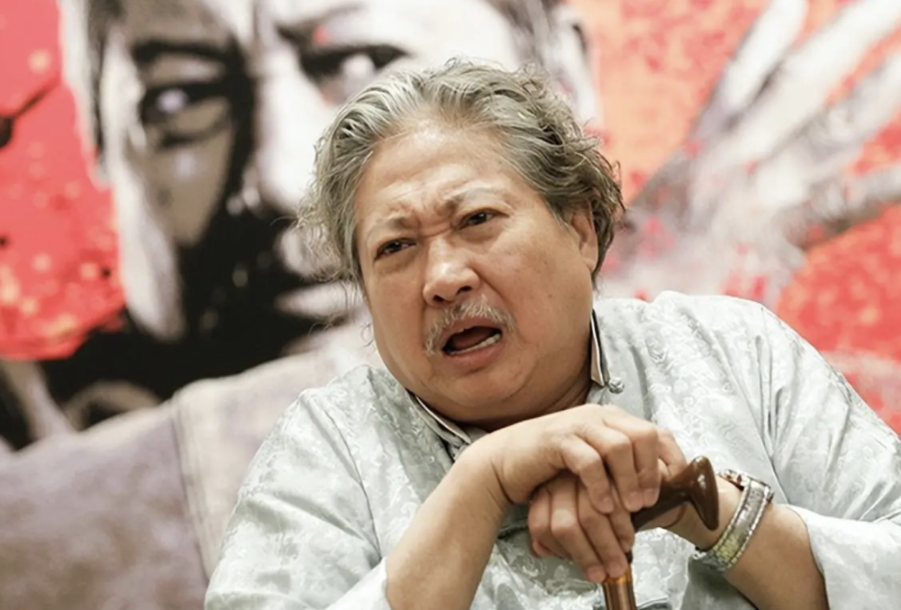 72岁洪金宝近年行动不便,独自坐轮椅上街买菜,左望右望轻松自在