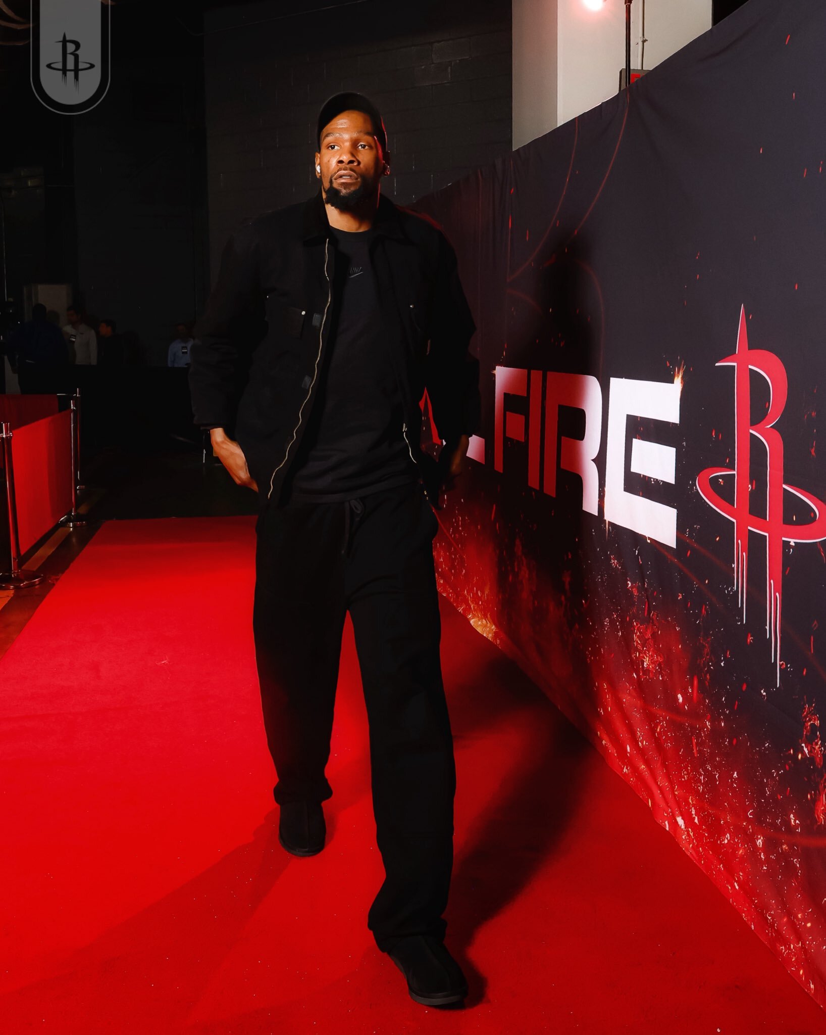 火箭眾將步入今日比賽場館，杜蘭特低調出鏡