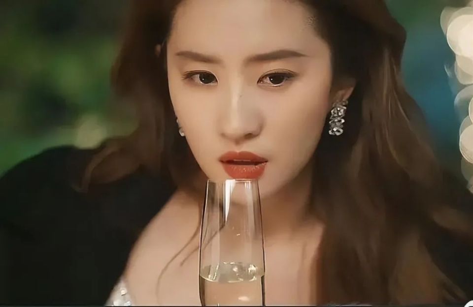 女演员长相很重要,看《玫瑰的故事》刘亦菲和朱珠,青春活力和妩媚差异