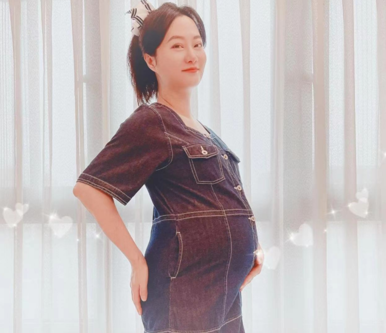 43岁女星产后复出穿短裙秀美腿,自曝想生二胎,却被老公哭求不要