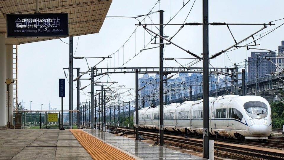 山东高铁滕州东站男子跳轨死亡高铁站台为什么不像地铁一样装屏蔽门