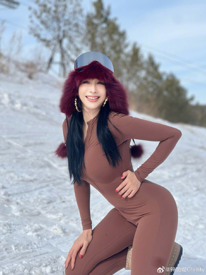 53岁钟丽缇情人节晒雪地写真,花式凹造型又美又年轻_腾讯新闻
