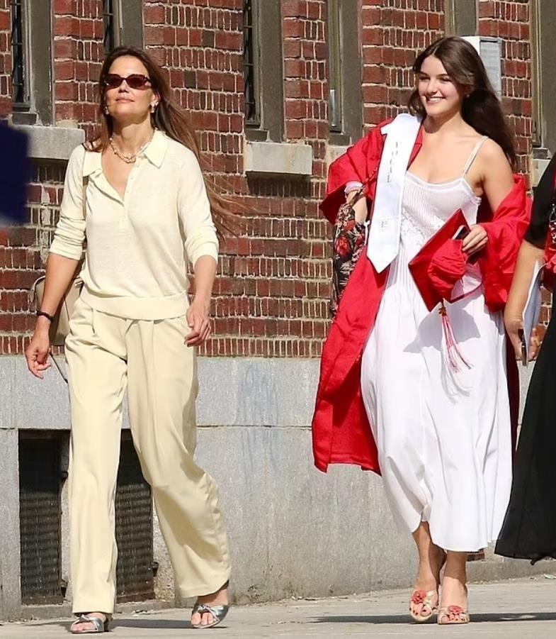 典礼上苏瑞身穿白色长裙,内衬鲜红色的毕业袍,脚上穿着露趾高跟鞋