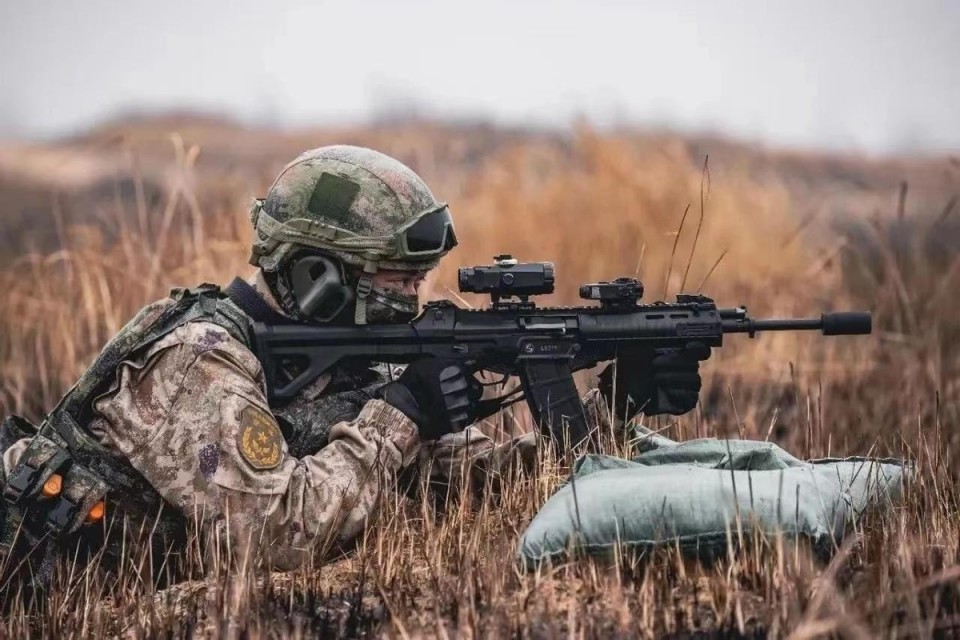 摸着美军过河中国空降兵特战旅单兵装备大变样对比美军无差距