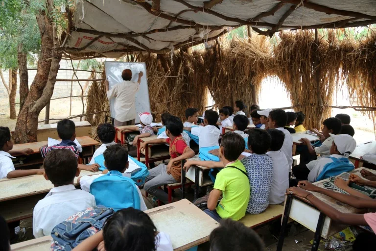 生存沦为底层逻辑：也门320万儿童失学，多数少年弃学务工_腾讯新闻