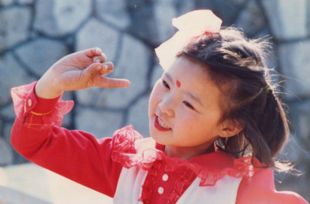 从小,龚琳娜就是妈妈捧在手心里的宝贝,小时候妈妈弹手风琴,她就在一